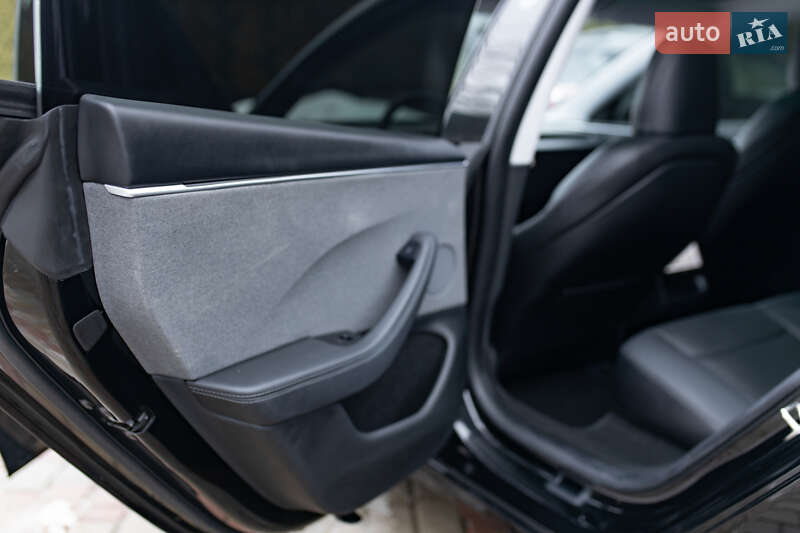 Седан Tesla Model 3 2024 в Самборі