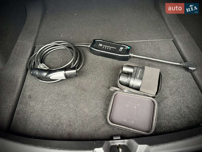 Седан Tesla Model 3 2021 в Львове
