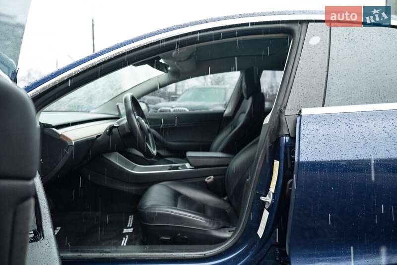 Седан Tesla Model 3 2018 в Черновцах