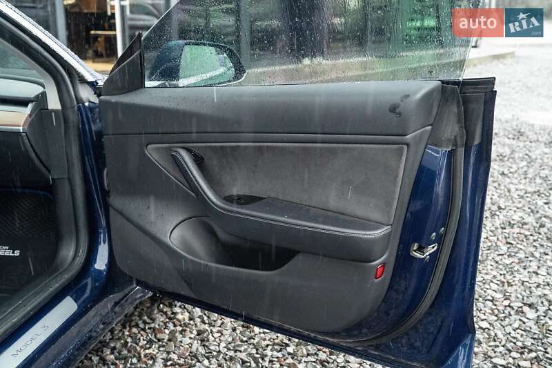 Седан Tesla Model 3 2018 в Черновцах