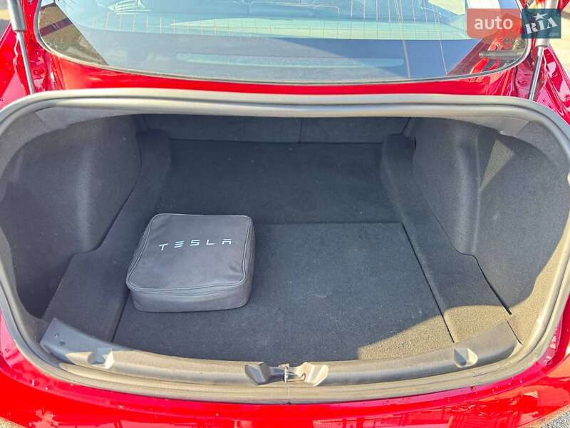 Седан Tesla Model 3 2018 в Львове