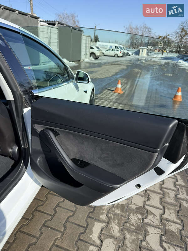 Седан Tesla Model 3 2020 в Киеве