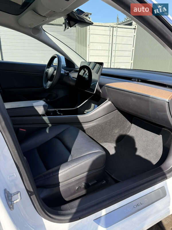 Седан Tesla Model 3 2020 в Киеве