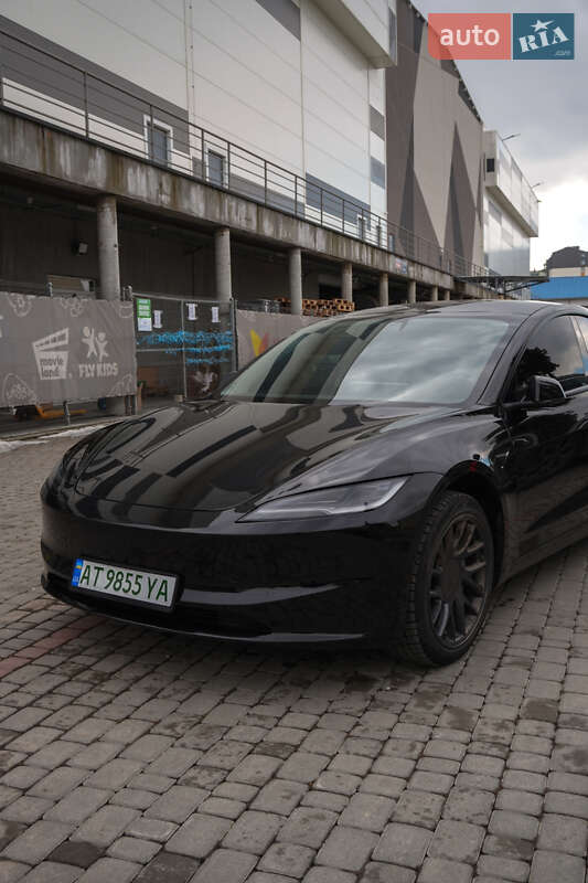 Седан Tesla Model 3 2024 в Івано-Франківську