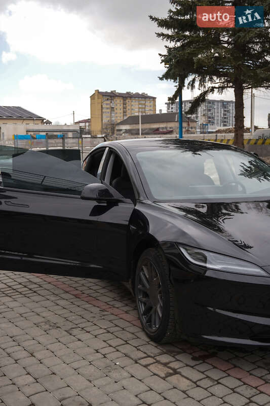 Седан Tesla Model 3 2024 в Івано-Франківську