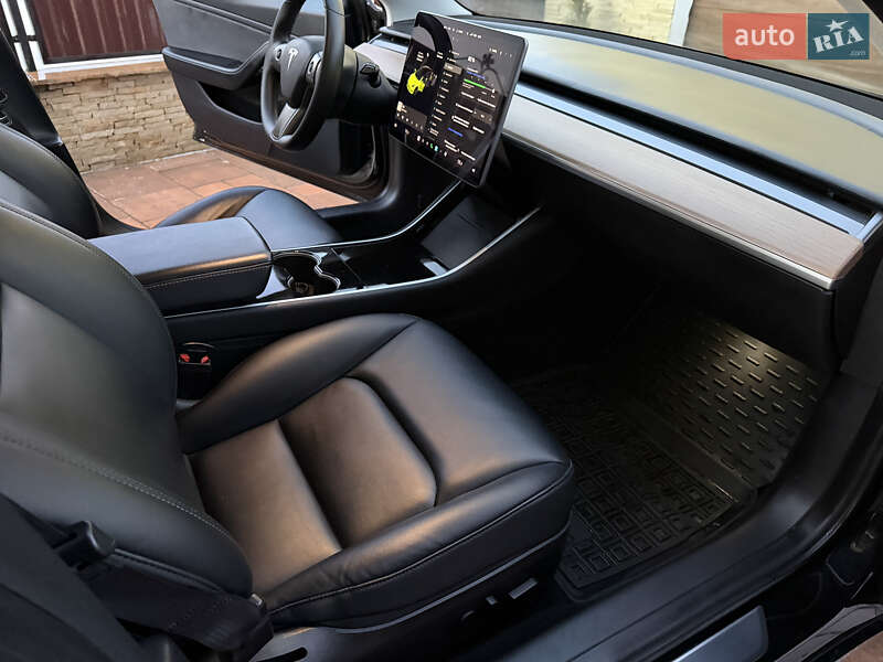 Седан Tesla Model 3 2019 в Збаражі