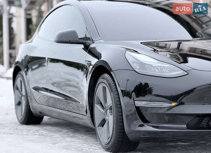 Седан Tesla Model 3 2023 в Стрию
