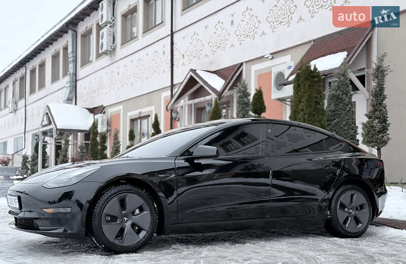 Седан Tesla Model 3 2023 в Стрию