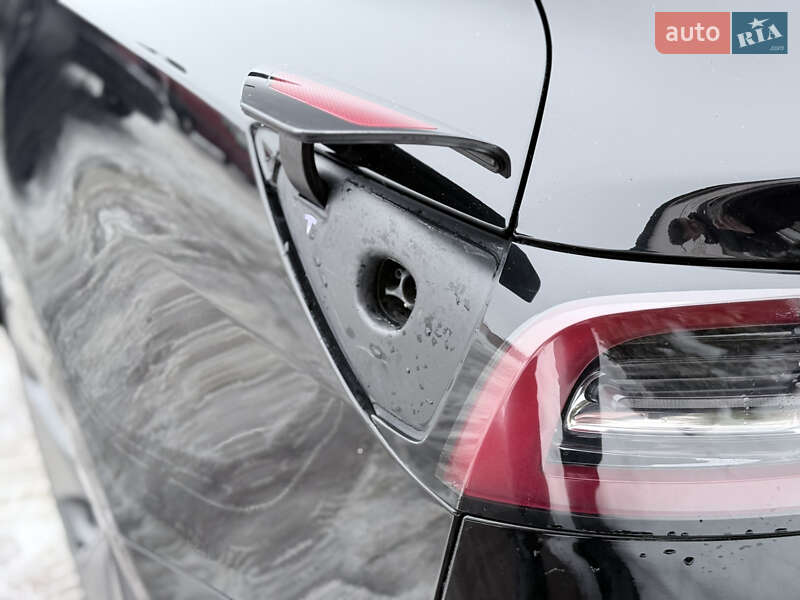 Седан Tesla Model 3 2023 в Стрию