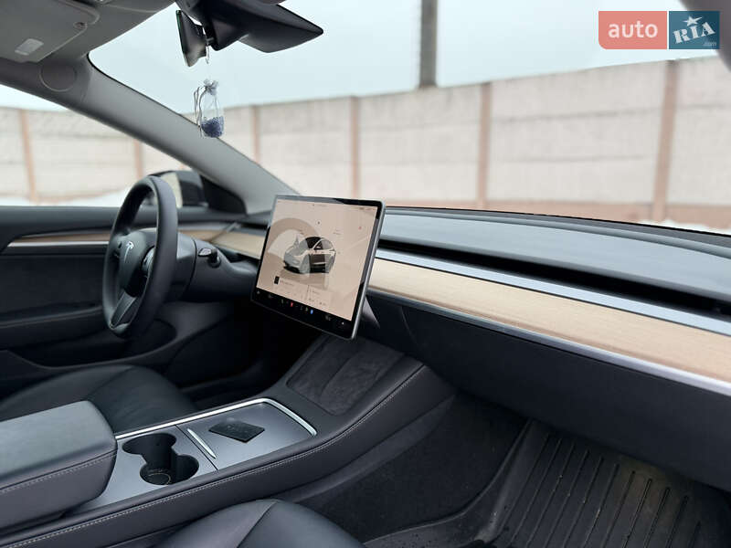 Седан Tesla Model 3 2023 в Стрию