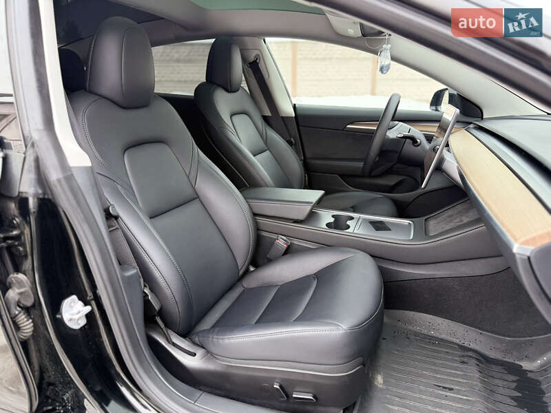 Седан Tesla Model 3 2023 в Стрию