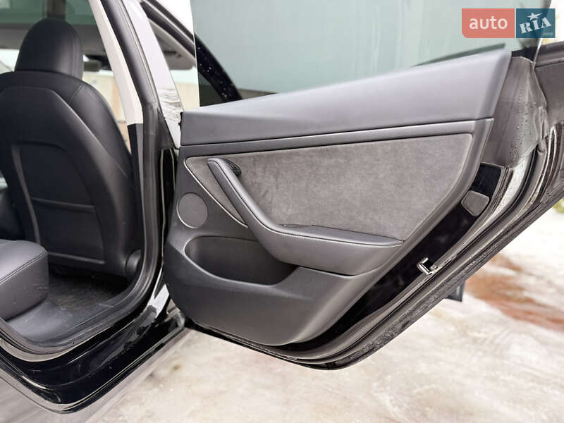 Седан Tesla Model 3 2023 в Стрию