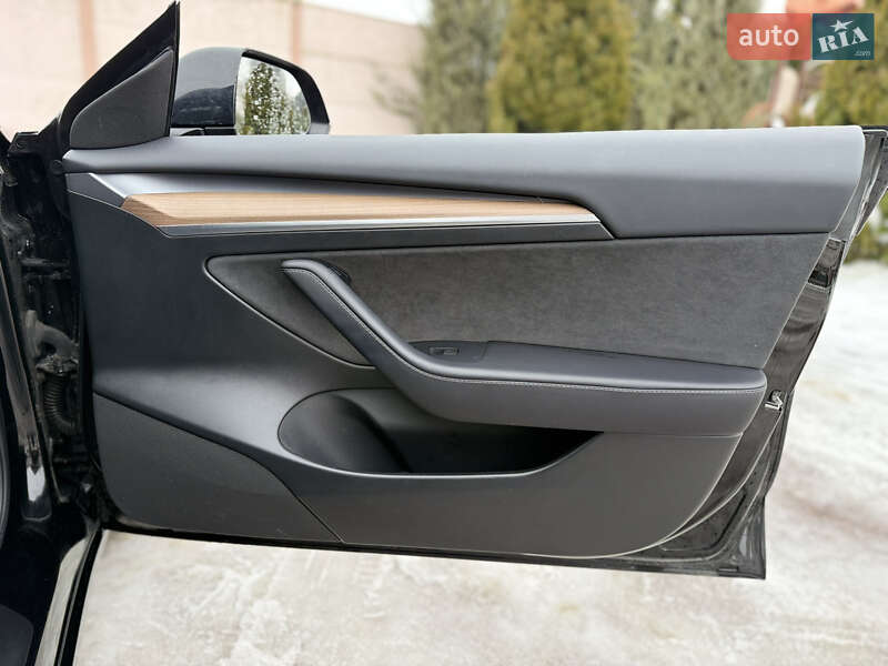 Седан Tesla Model 3 2023 в Стрию