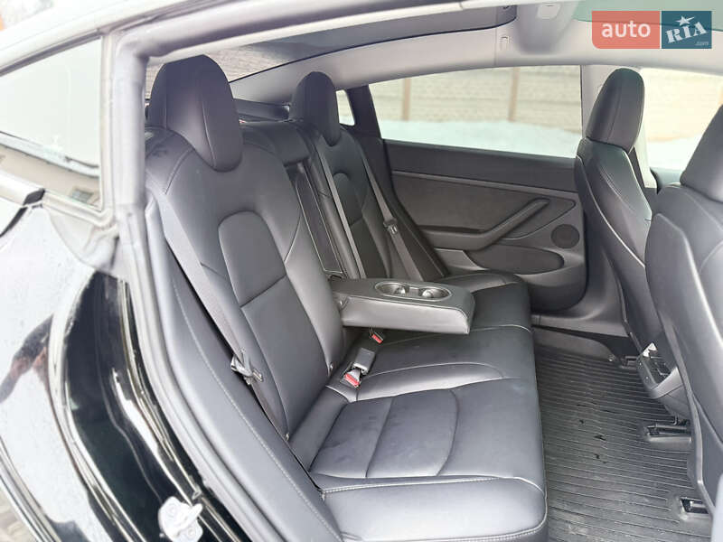 Седан Tesla Model 3 2023 в Стрию