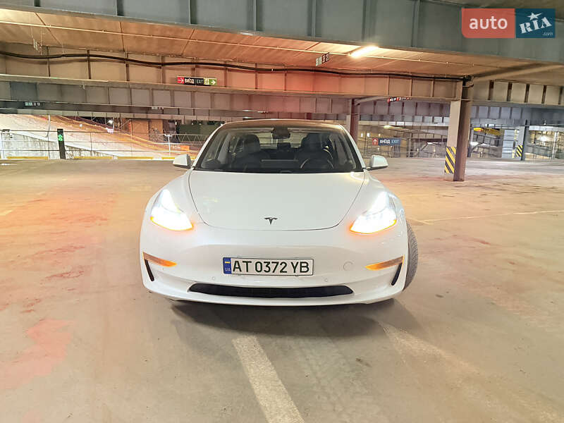 Седан Tesla Model 3 2021 в Коломые
