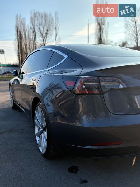 Седан Tesla Model 3 2018 в Черкасах