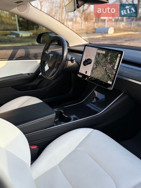 Седан Tesla Model 3 2018 в Черкасах