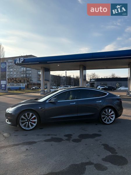 Седан Tesla Model 3 2018 в Черкасах