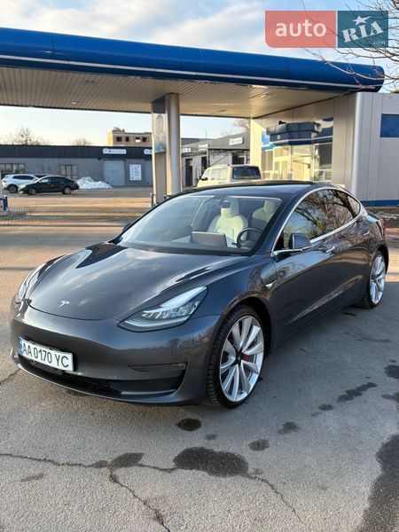Седан Tesla Model 3 2018 в Черкасах