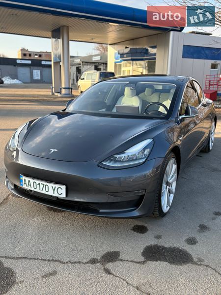 Седан Tesla Model 3 2018 в Черкасах