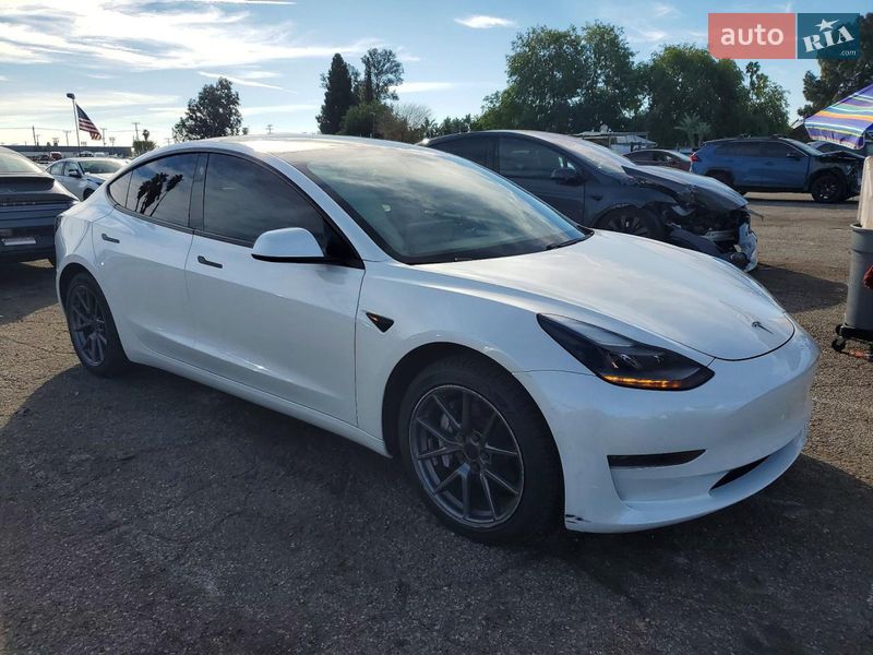 Седан Tesla Model 3 2021 в Львові