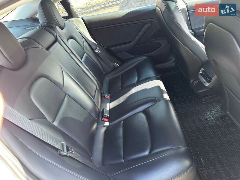 Седан Tesla Model 3 2019 в Львове