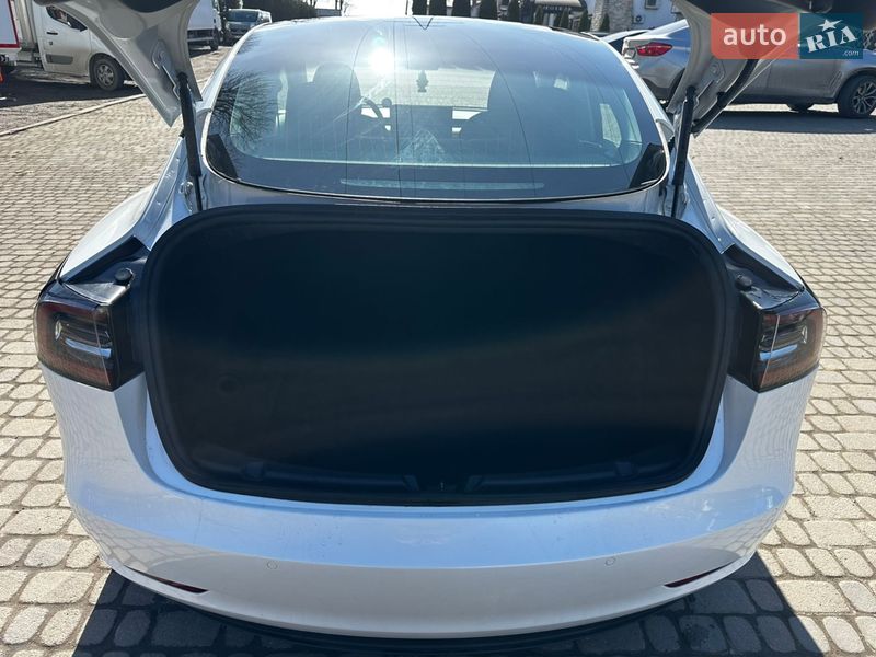 Седан Tesla Model 3 2019 в Львове