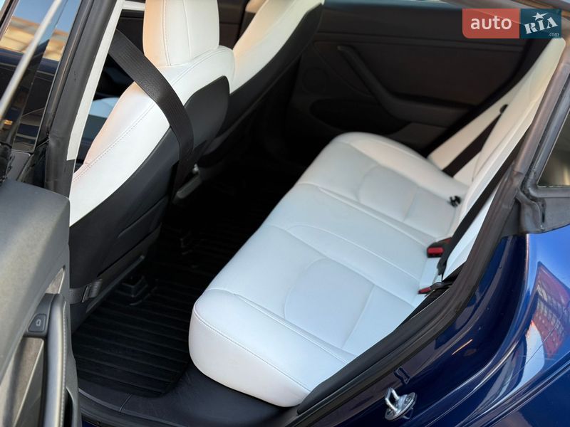 Седан Tesla Model 3 2022 в Черкасах