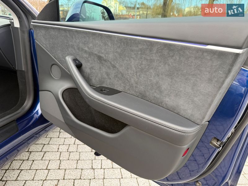 Седан Tesla Model 3 2024 в Львові