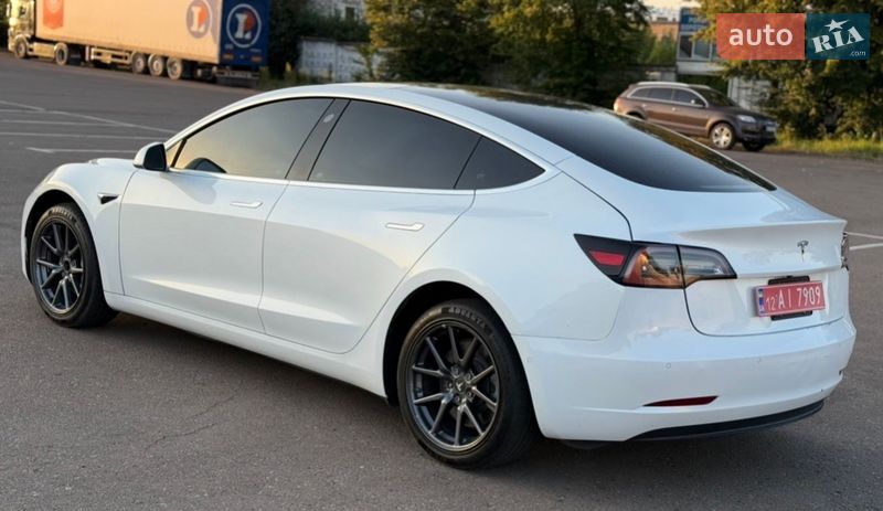 Седан Tesla Model 3 2020 в Ровно