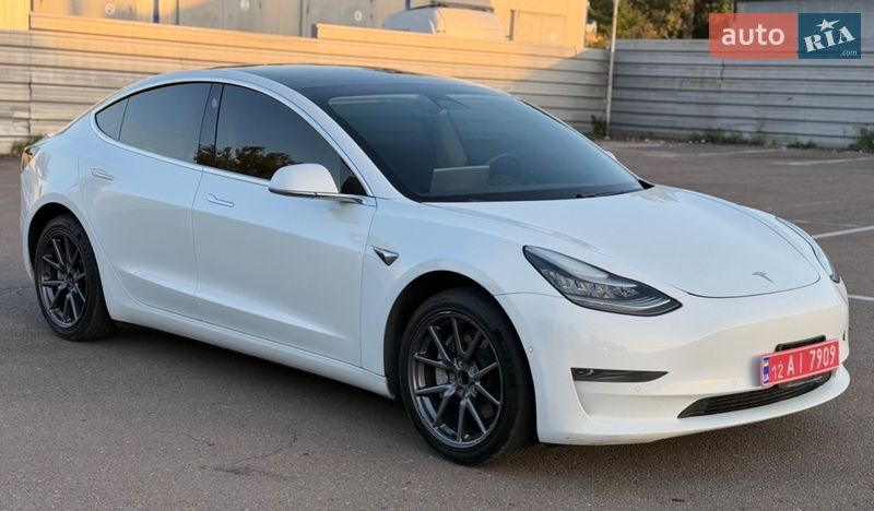 Седан Tesla Model 3 2020 в Ровно