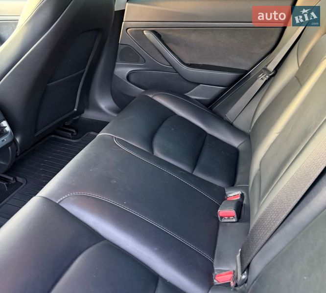 Седан Tesla Model 3 2020 в Ровно