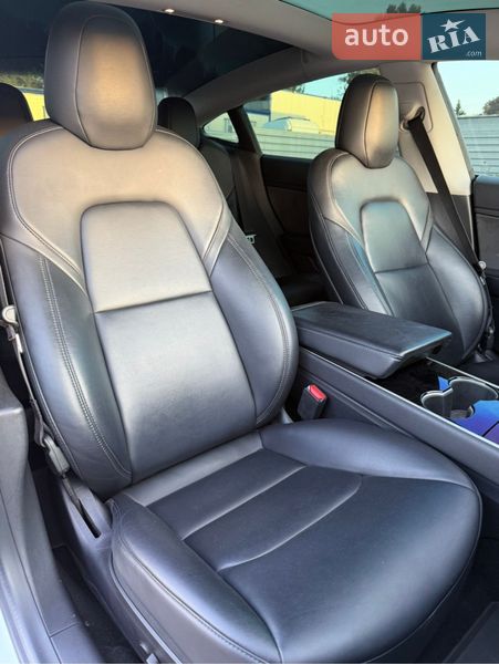 Седан Tesla Model 3 2020 в Ровно