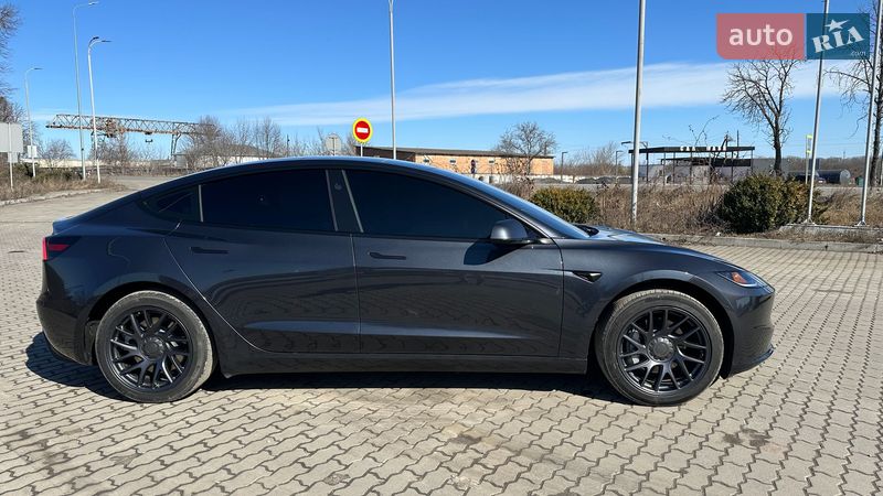 Седан Tesla Model 3 2025 в Тульчине