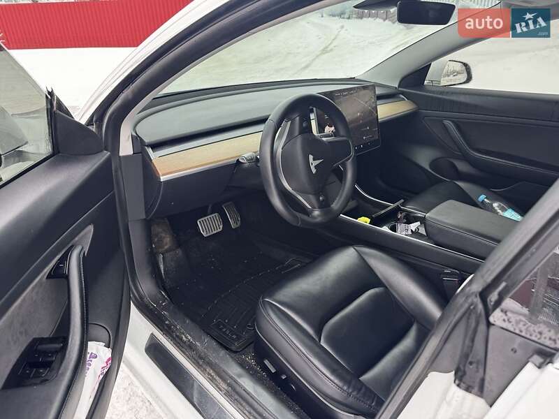 Седан Tesla Model 3 2020 в Попельне