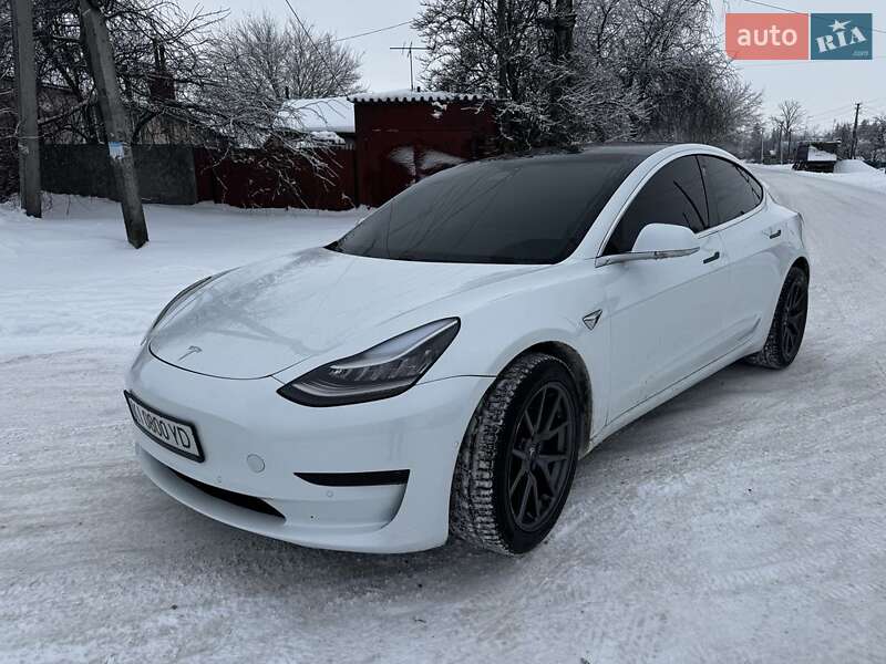 Седан Tesla Model 3 2020 в Попельне