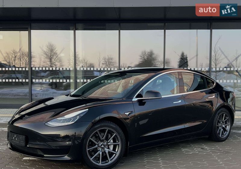 Седан Tesla Model 3 2019 в Ровно