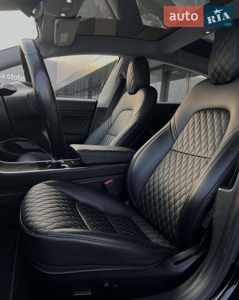 Седан Tesla Model 3 2019 в Ровно