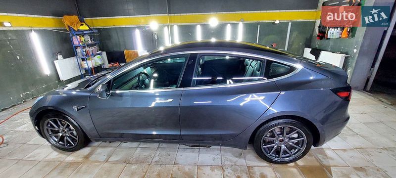 Седан Tesla Model 3 2018 в Львове