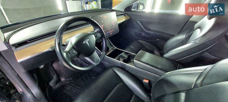 Седан Tesla Model 3 2018 в Львове