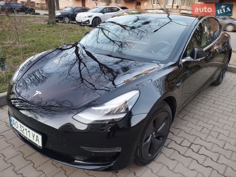 Седан Tesla Model 3 2019 в Ужгороде