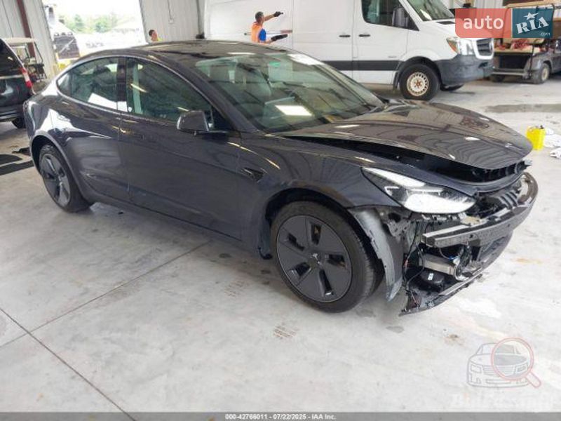 Седан Tesla Model 3 2023 в Львове