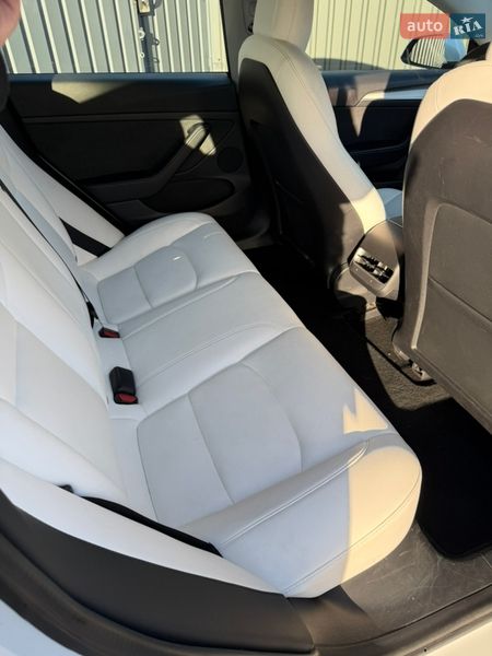 Седан Tesla Model 3 2021 в Киеве