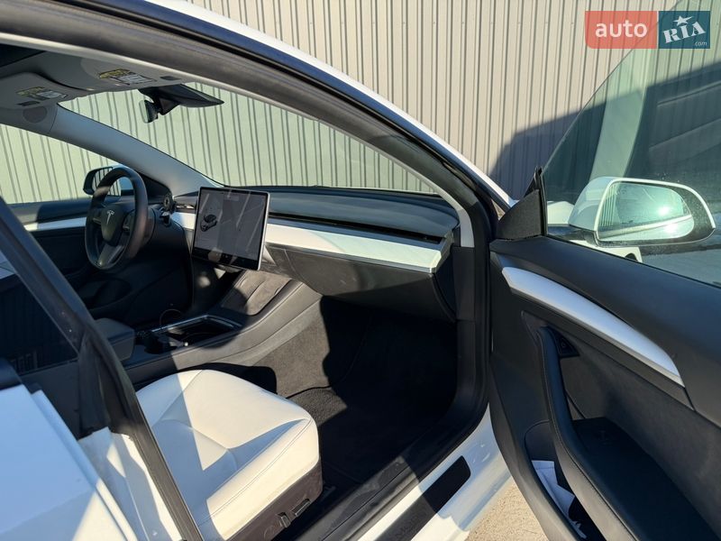 Седан Tesla Model 3 2021 в Киеве