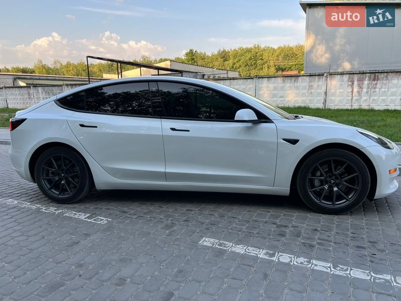 Седан Tesla Model 3 2020 в Новояворовске