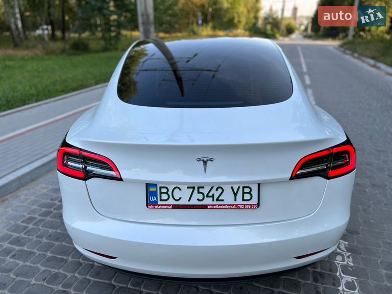 Седан Tesla Model 3 2020 в Новояворовске