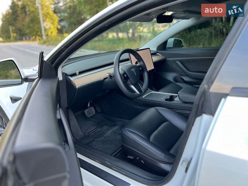 Седан Tesla Model 3 2020 в Новояворовске