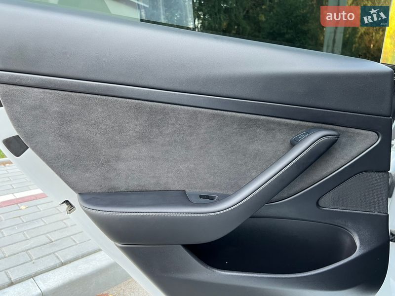 Седан Tesla Model 3 2020 в Новояворовске