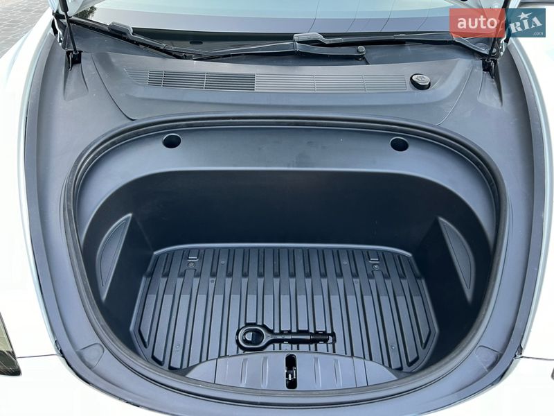 Седан Tesla Model 3 2020 в Новояворовске