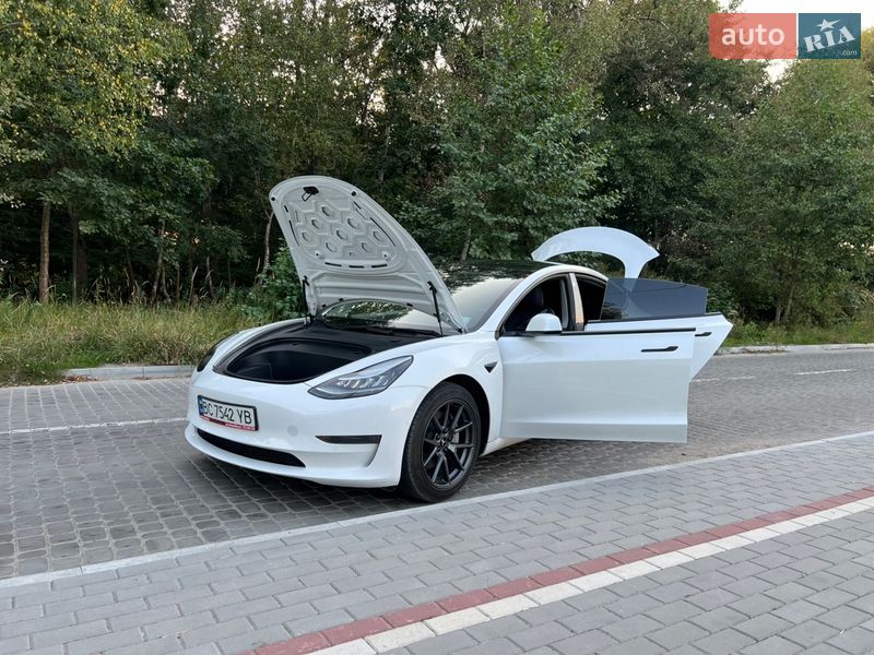 Седан Tesla Model 3 2020 в Новояворовске